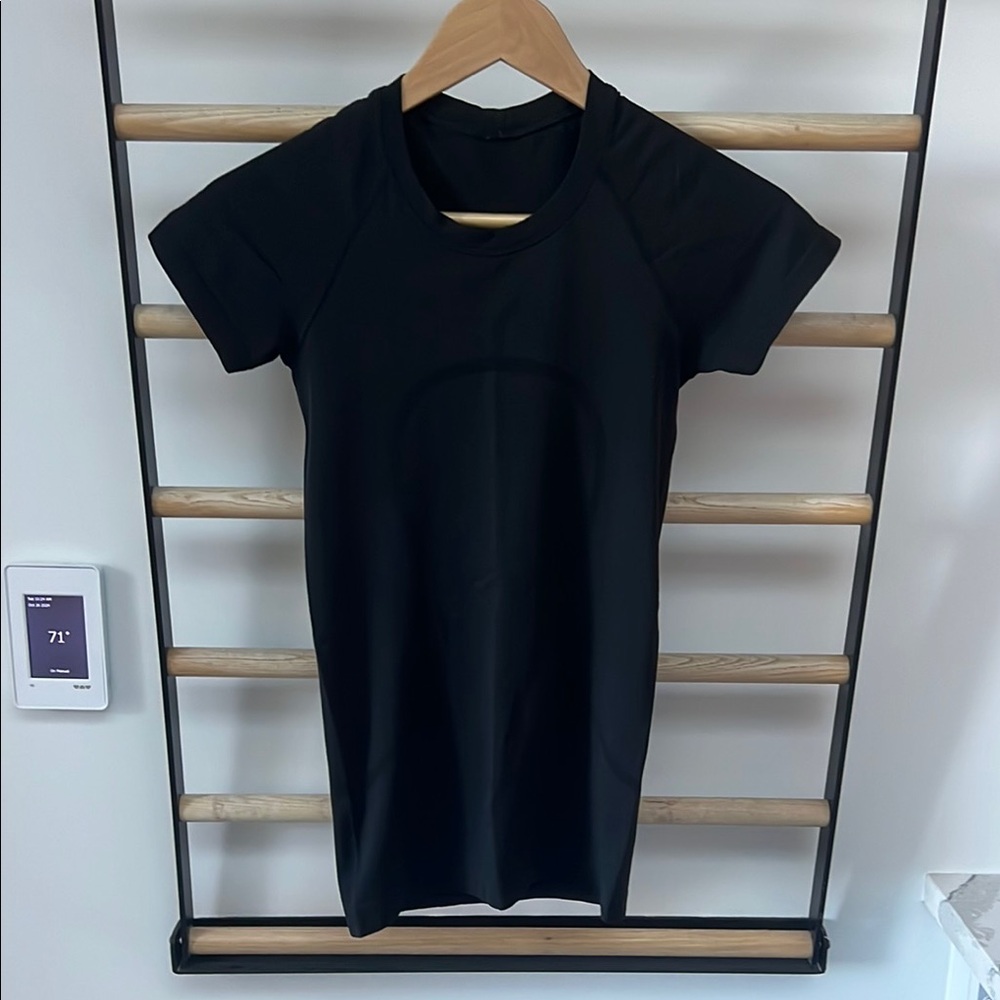 EUC Black lululemon Swiftly Tech size 2